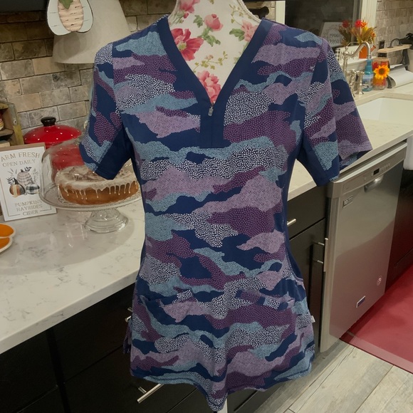 Healing Hands Purple Label Scrub Top Navy Blue Print Size Medium 2270-BJC Jessi - Picture 1 of 12